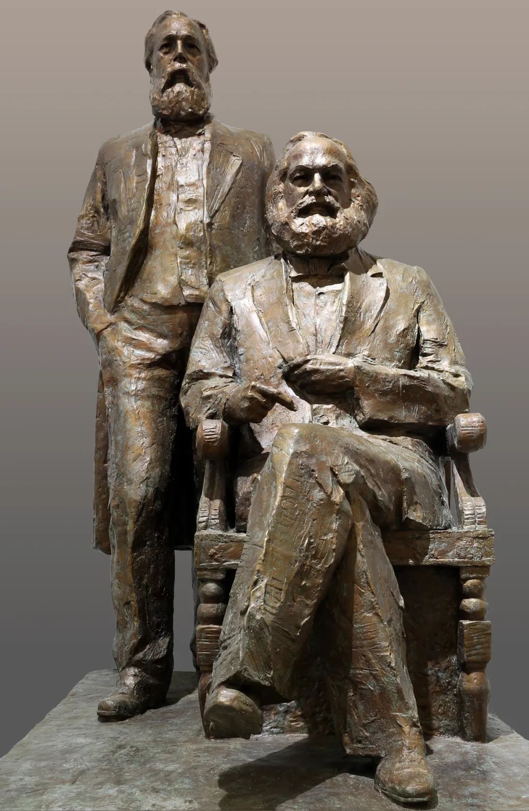 伟大的导师——马克思与恩格斯 吴为山 雕塑 250×180×150cm 2015年 中国美术馆藏