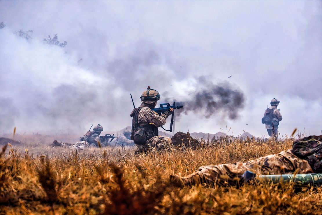 图为左翼主攻连发起进攻