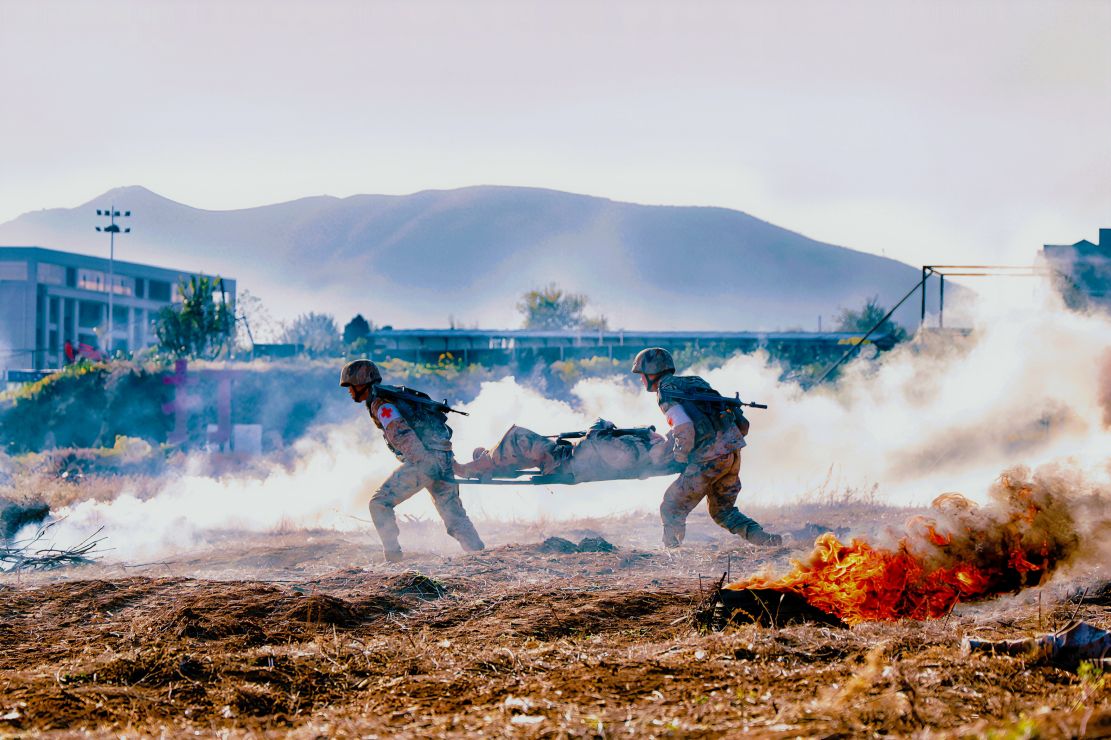 图为连抢救组搬运转移伤员