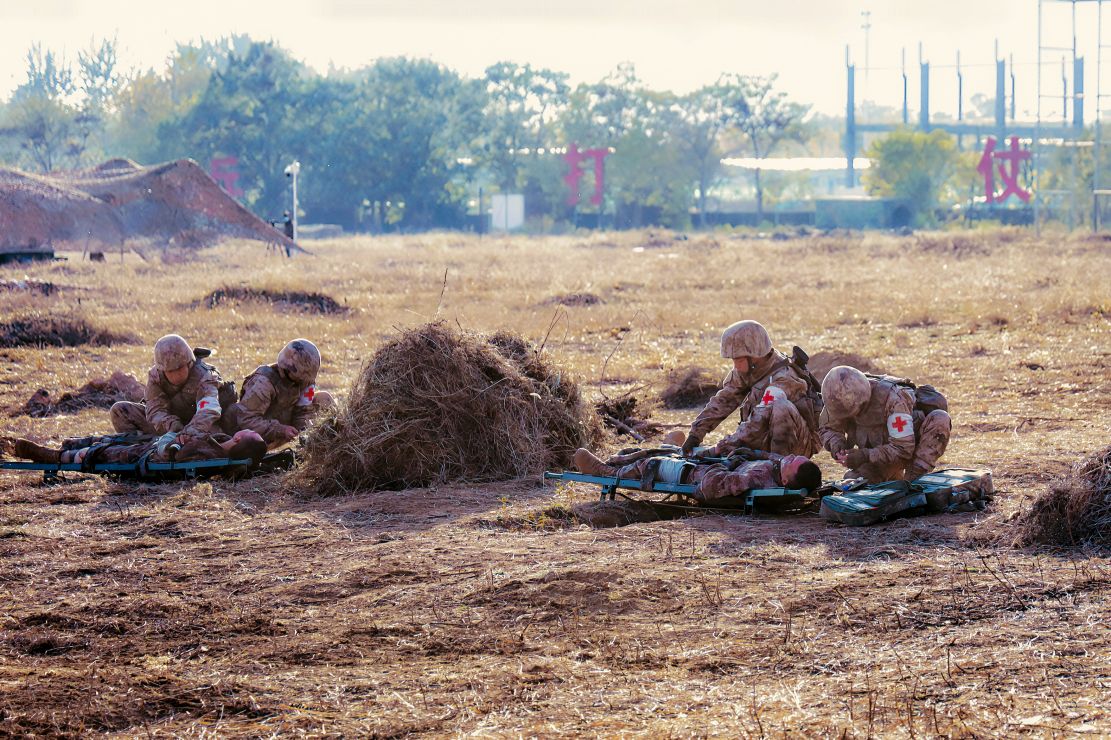 图为在集伤点进行自救互救
