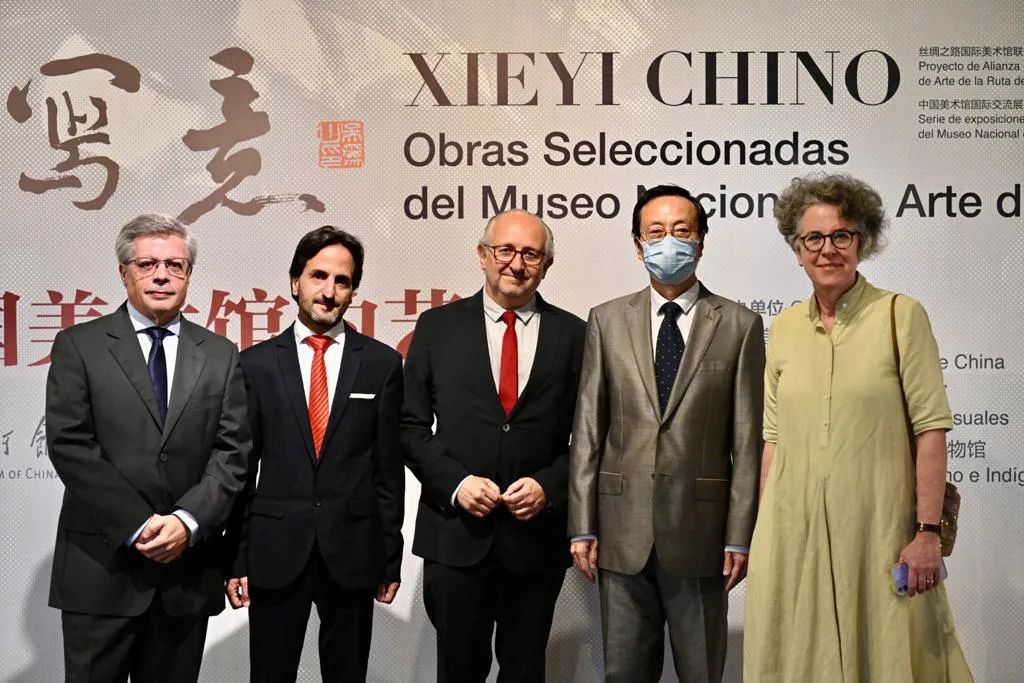 从左至右：乌拉圭视觉艺术博物馆馆长恩里克·阿盖尔、乌拉圭前哥伦布土著艺术博物馆馆长法昆多·德·阿尔梅达、乌拉圭教育和文化部部长巴勃罗·达·西尔韦拉、中国驻乌拉圭大使王刚、乌拉圭教育和文化部国家文化局局长玛丽安娜·温斯坦
