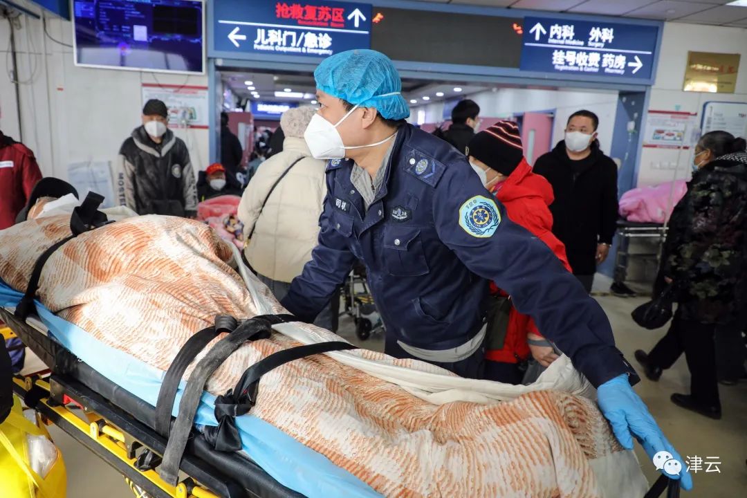 直击总医院急诊科：挺过最难的时候，现在“能看到大厅地面了”……_新闻频道_央视网(cctv.com)