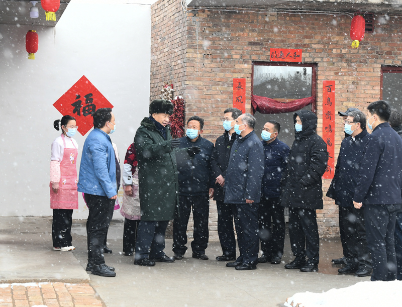2022年1月26日下午，�近平����在山西省�R汾市霍州市���f�l�T南垣村受�拇迕���t兵家看望。