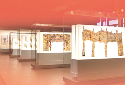 中国工艺美术馆“影戏人间”展厅内景。