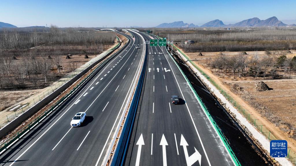 2月4日，车辆行驶在京秦高速遵秦段道路上（无人机照片）。新华社发（刘满仓 摄）