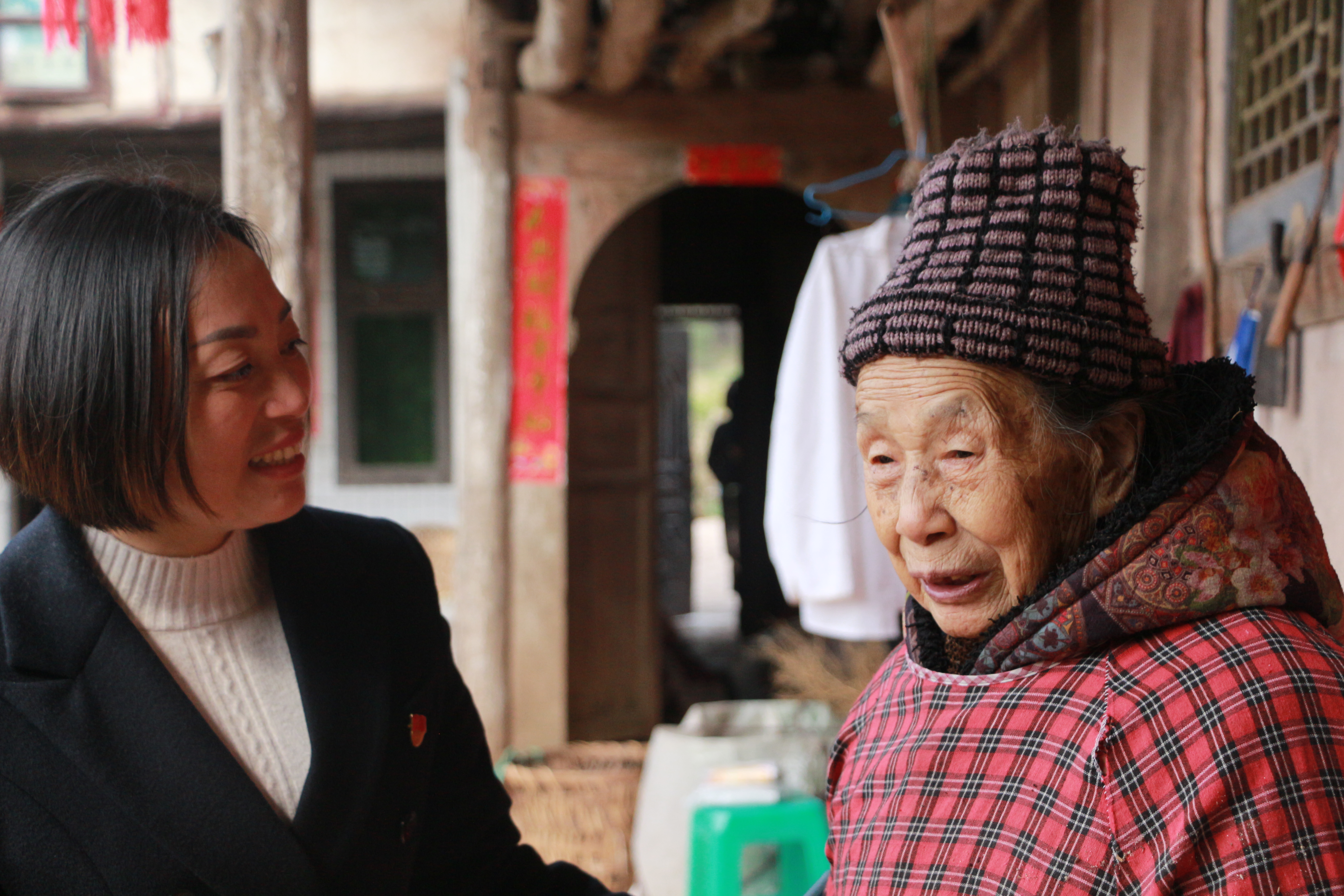 　刘艳英与96岁的邓义超老人唠家常。(记者何川　摄)