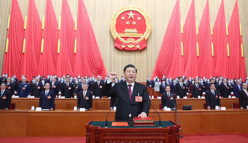 　　3月10日，十四屆全國人大一次會議在北京人民大會堂舉行第三次全體會議。習近平全票當選中華人民共和國主席、中華人民共和國中央軍事委員會主席。這是習近平進行憲法宣誓。 