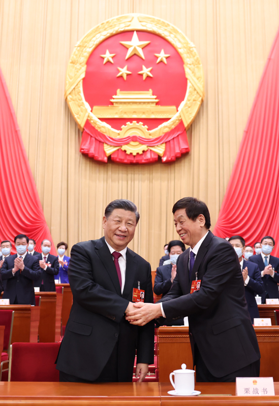 3月10日，十四屆全國人大一次會議在北京人民大會堂舉行第三次全體會議。習近平全票當選中華人民共和國主席、中華人民共和國中央軍事委員會主席。這是習近平同栗戰書握手。