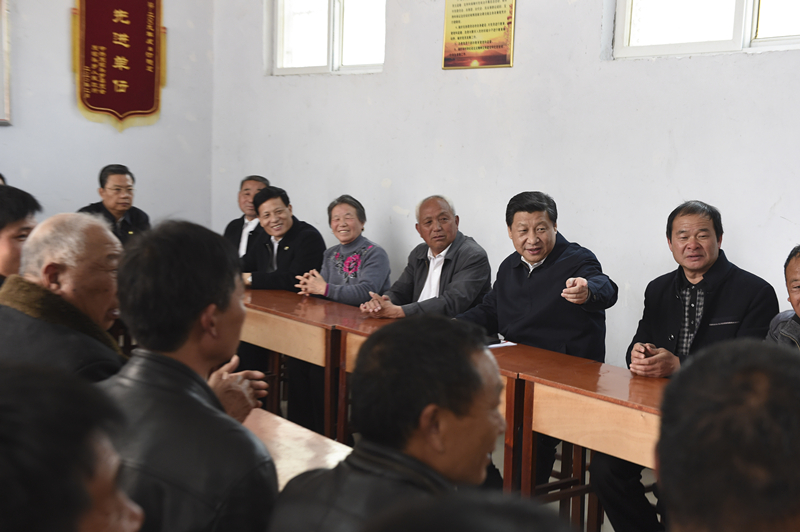 2014年3月17日，习近平在河南省兰考县东坝头乡张庄村村委会与干部群众座谈，听取意见和建议。
