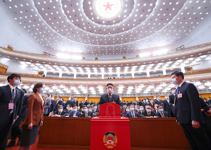 3月10日，全国政协十四届一次会议在北京人民大会堂举行第三次全体会议。这是委员在投票。