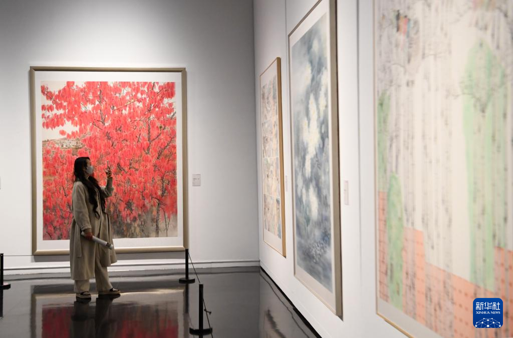 3月18日，参观者在“第五届全国中国画展览”上拍摄展出作品。