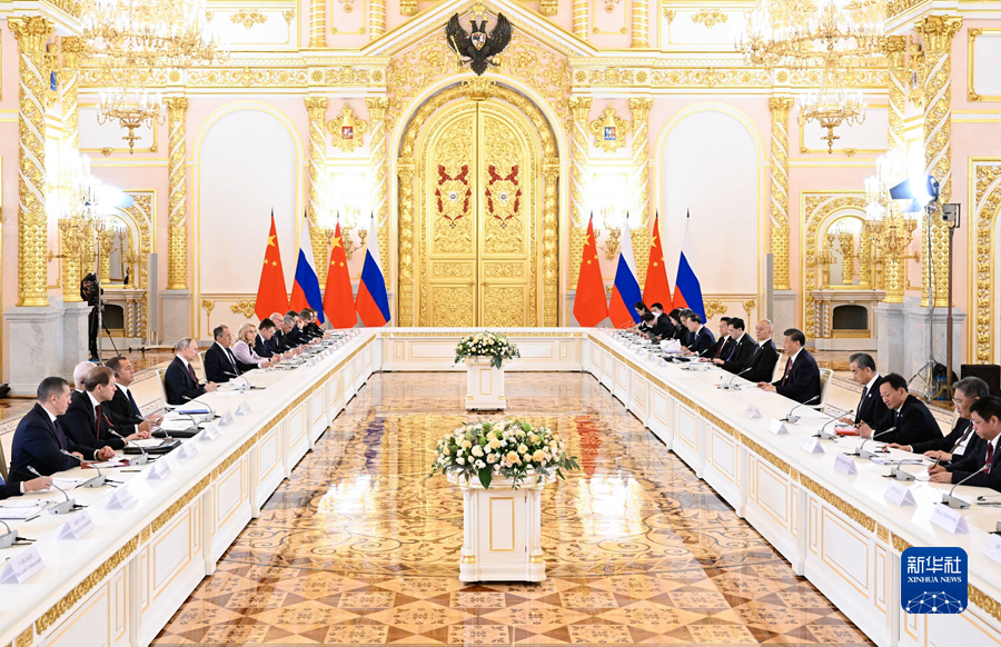 当地时间3月21日下午，国家主席习近平在莫斯科克里姆林宫同俄罗斯总统普京举行会谈。这是两国元首举行大范围会谈。新华社记者 申宏 摄