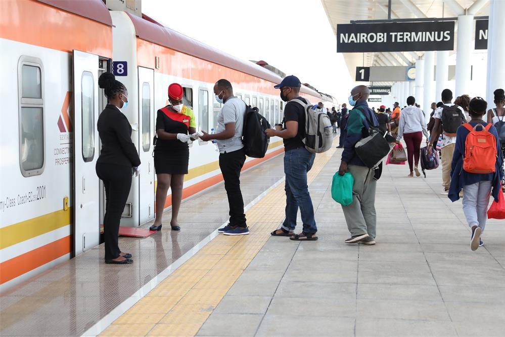 2021年11月17日，乘客在肯尼亚蒙内铁路内罗毕站排队检票上车。新华社记者 董江辉 摄