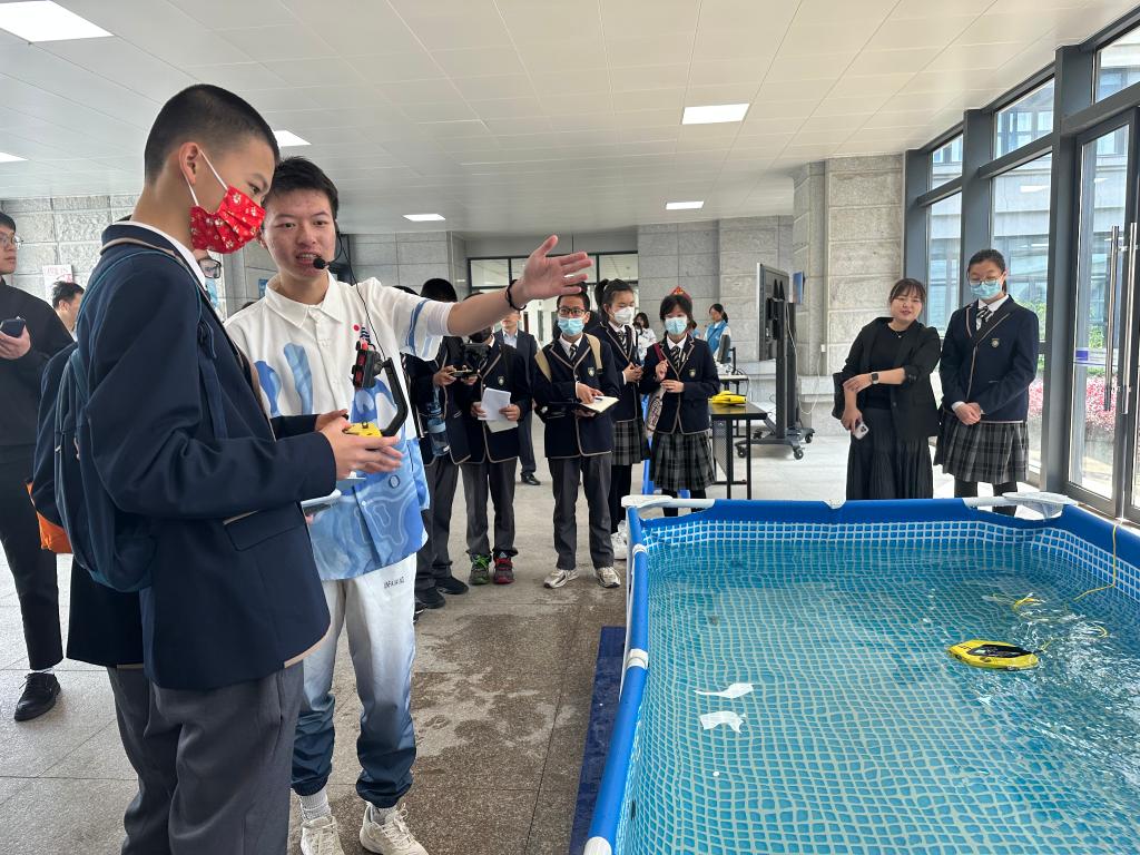 来自厦门、泉州等地的中小学生走进厦门大学参加大思政课研学实践。新华社记者邓倩倩 摄