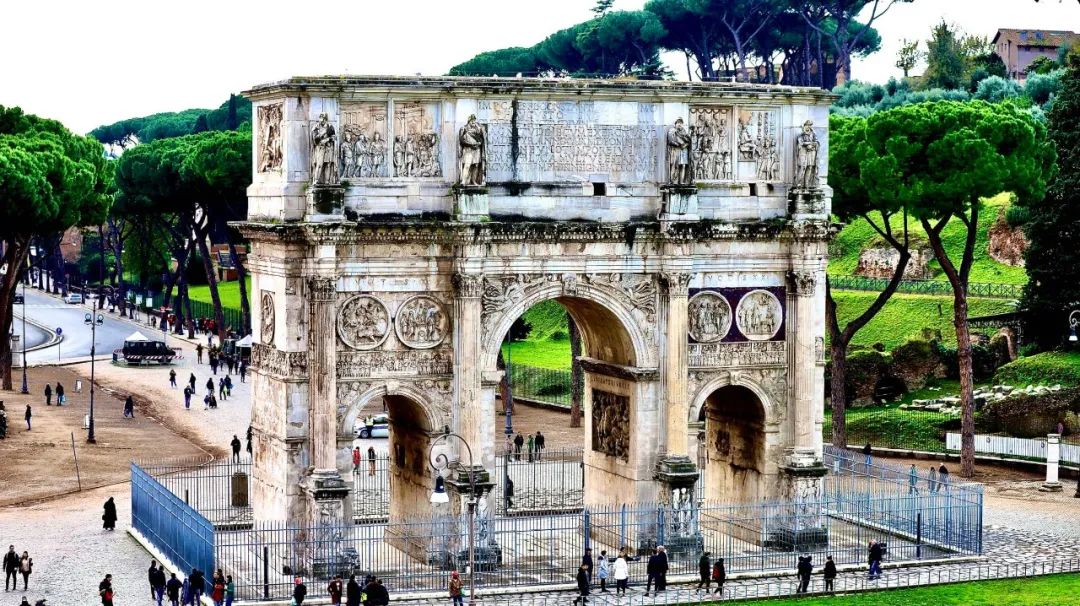罗马君士坦丁凯旋门，建于公元315年，为庆祝君士坦丁大帝彻底战胜他的强敌统一帝国而建的。（王宝山 供图）
