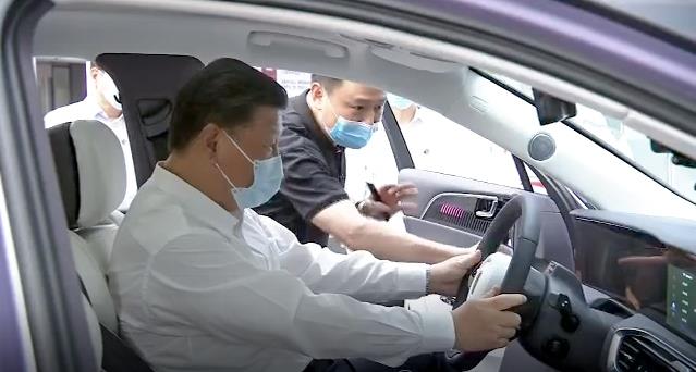 2020年7月23日，习近平总书记在中国一汽集团研发总院察看最新款式的整车产品，了解集团创新驱动、体制机制创新、产业结构优化升级情况等。