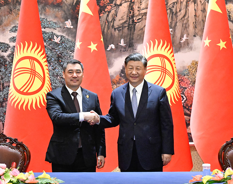 5月18日上午，国家主席习近平在西安同来华出席中国－中亚峰会并进行国事访问的吉尔吉斯斯坦总统扎帕罗夫会谈。会谈后，两国元首签署了《中华人民共和国和吉尔吉斯共和国关于建立新时代全面战略伙伴关系的联合宣言》，并共同见证签署经贸、产业与投资、海关、农业、人文等领域多项双边合作文件。