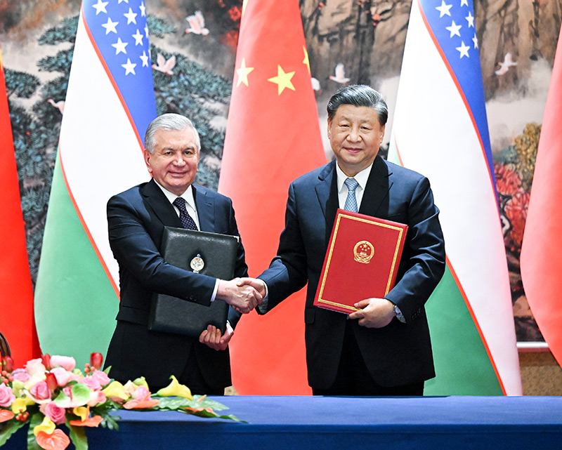 5月18日下午，国家主席习近平在西安同来华出席中国－中亚峰会并进行国事访问的乌兹别克斯坦总统米尔济约耶夫会谈。会谈后，两国元首签署了《中华人民共和国和乌兹别克斯坦共和国联合声明》，通过了《中华人民共和国和乌兹别克斯坦共和国新时代全面战略伙伴关系发展规划（2023－2027）》，共同见证签署优先投资项目、减贫、农产品贸易、检验检疫、地方合作等领域多项双边合作文件。