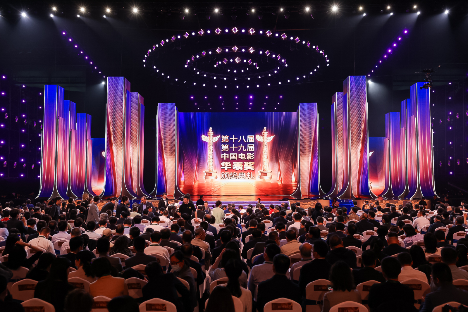 华表奖两届同颁揭晓！青年力量正闪耀_光华锐评频道_央视网(cctv.com)