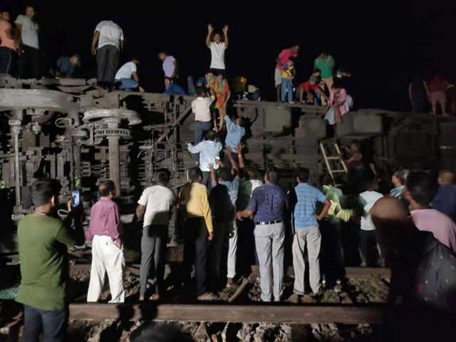 印度东部奥迪沙邦2日发生客运列车脱轨相撞事故（新华社图）
