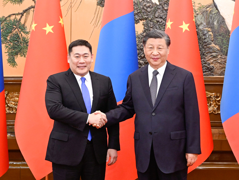 6月27日下午，国家主席习近平在北京人民大会堂会见来华进行正式访问的蒙古国总理奥云额尔登。