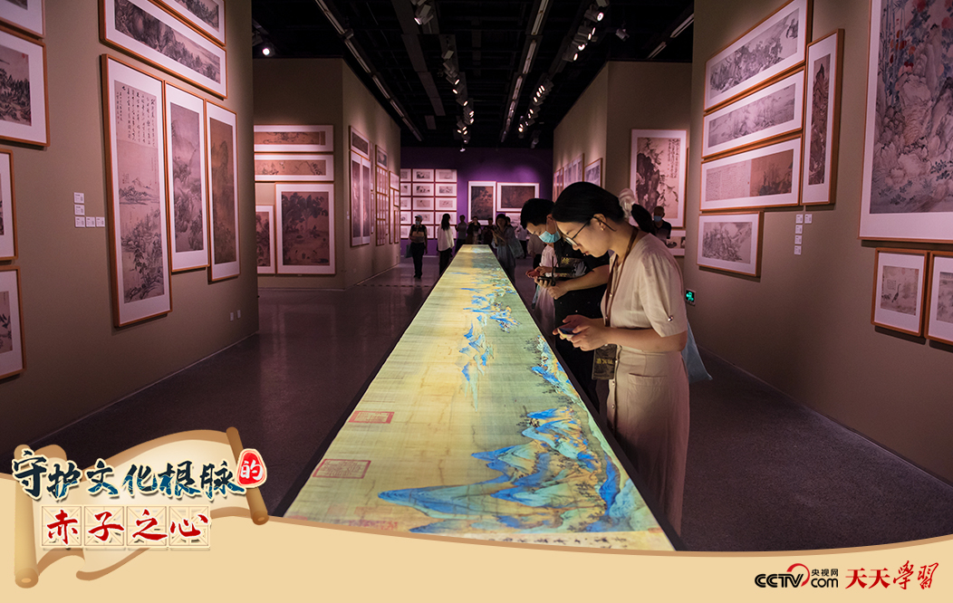 2023年7月1日，观众在浙江宁波美术馆参观中国历代绘画大系成果展·宁波特展。