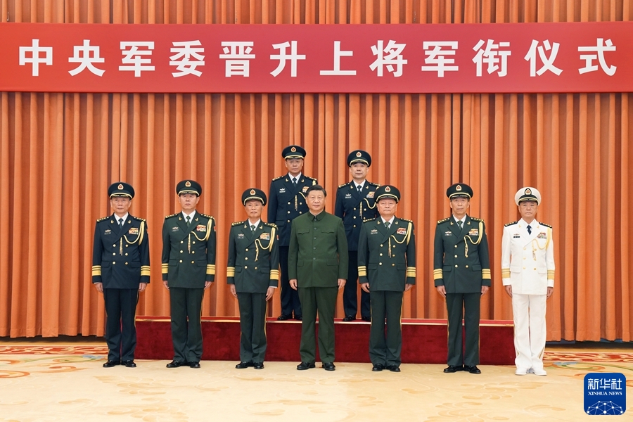 　　7月31日，中央军委晋升上将军衔仪式在北京八一大楼举行。中央军委主席习近平出席晋衔仪式。这是习近平等领导同志同晋升上将军衔的军官合影。