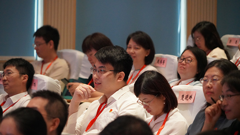 学员认真听取授课