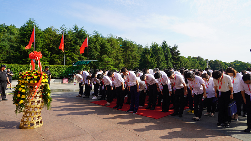培训班学员向毛主席铜像鞠躬