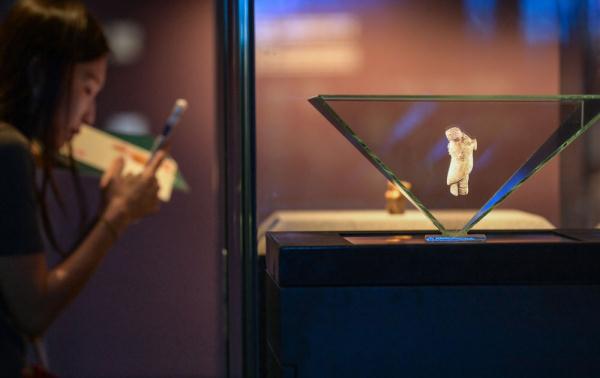9月15日在中国考古博物馆拍摄的一件使用了全息技术展示的展品。