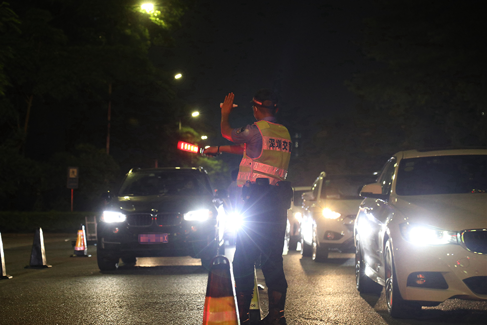 深圳交警进行酒驾醉驾临查，深圳公安供图