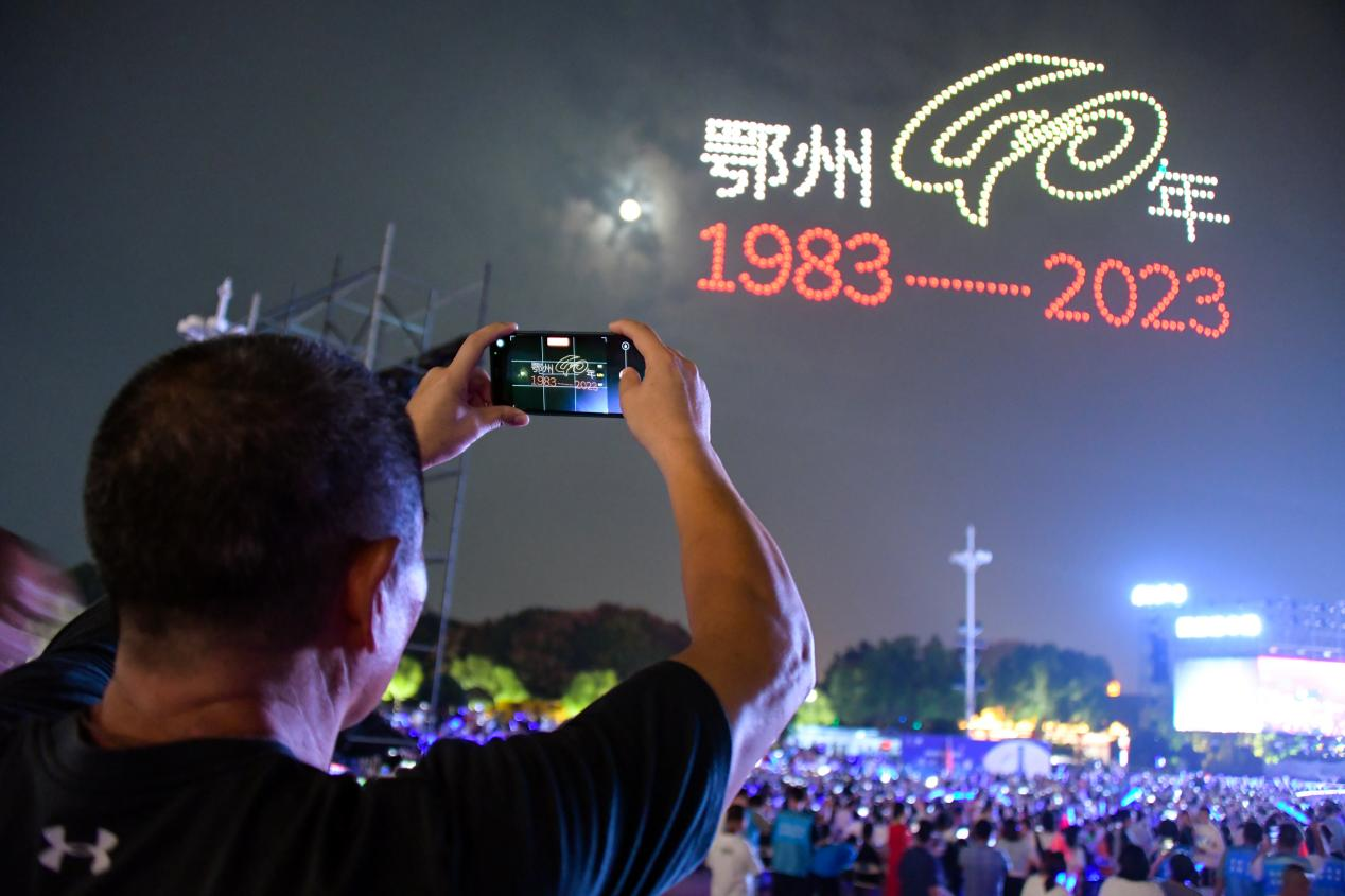 “花湖机场之夜”大型歌舞音乐会活动现场无人机编队表演
