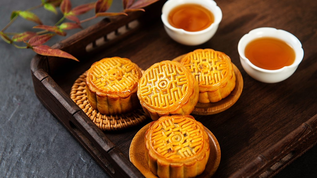 A file photo shows mooncakes presented on a tray. /CFP