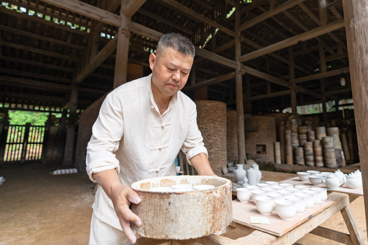 孙厚英在搬运装满的匣钵