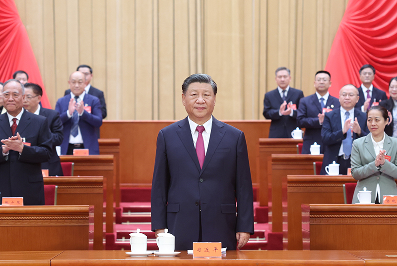 10月9日，中国工会第十八次全国代表大会在北京人民大会堂开幕。这是中共中央总书记、国家主席、中央军委主席习近平在主席台向与会代表致意。