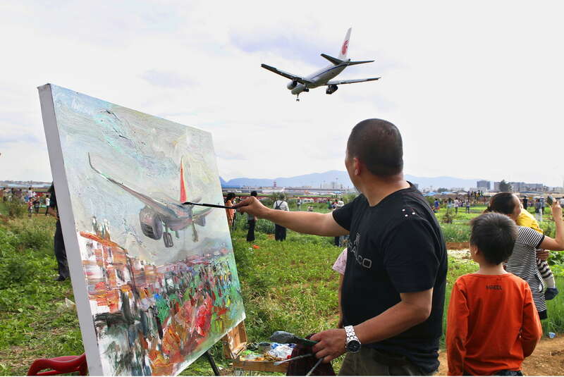 2012年6月27日，巫家坝机场关闭前，画家记录巫家坝的最后时光。刘建华/摄