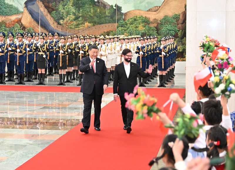 10月17日上午，国家主席习近平在北京人民大会堂同来华出席第三届“一带一路”国际合作高峰论坛并进行国事访问的智利总统博里奇举行会谈。会谈前，习近平在人民大会堂北大厅为博里奇举行欢迎仪式。