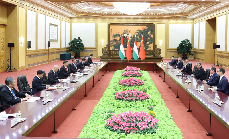 10月17日上午，国家主席习近平在北京人民大会堂会见来华出席第三届“一带一路”国际合作高峰论坛的匈牙利总理欧尔班。