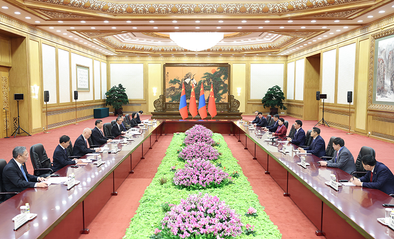 10月19日上午，国家主席习近平在北京人民大会堂会见来华出席第三届“一带一路”国际合作高峰论坛的蒙古国总统呼日勒苏赫。