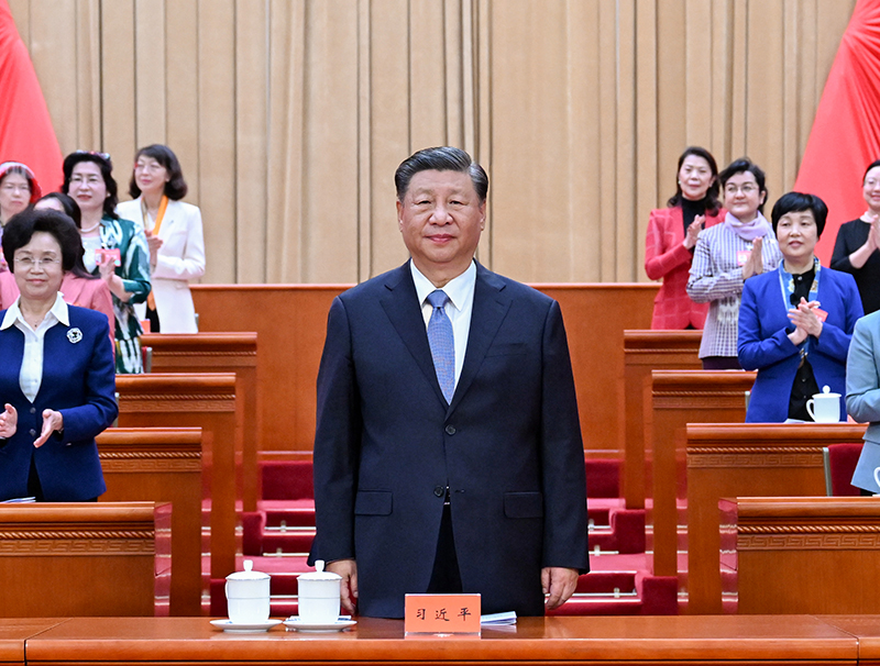 10月23日，中国妇女第十三次全国代表大会在北京人民大会堂开幕。这是中共中央总书记、国家主席、中央军委主席习近平在主席台向与会代表致意。