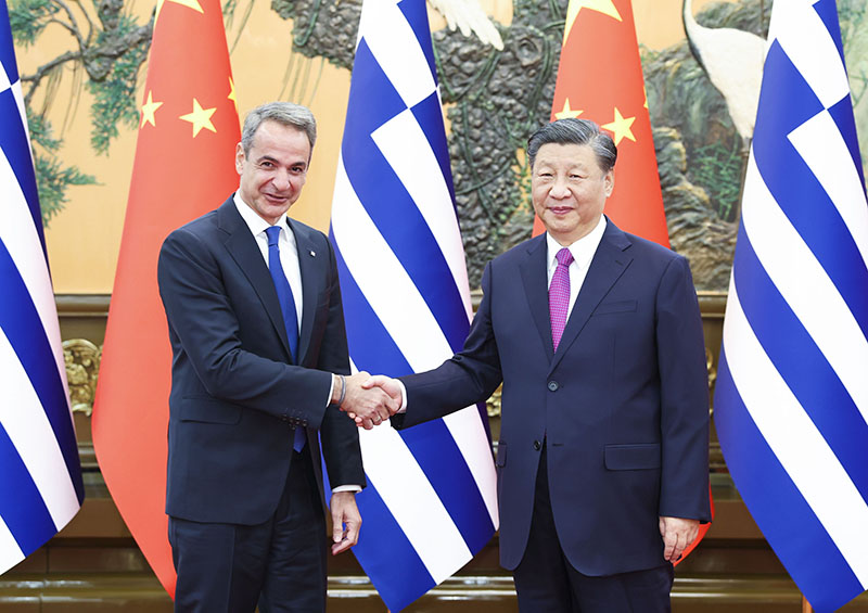 11月3日下午，国家主席习近平在北京人民大会堂会见来华进行正式访问的希腊总理米佐塔基斯。