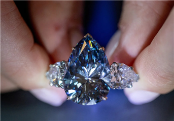 一颗罕见的蓝钻戒指拍出4390万美元天价 历史上最大的内无瑕艳彩蓝钻