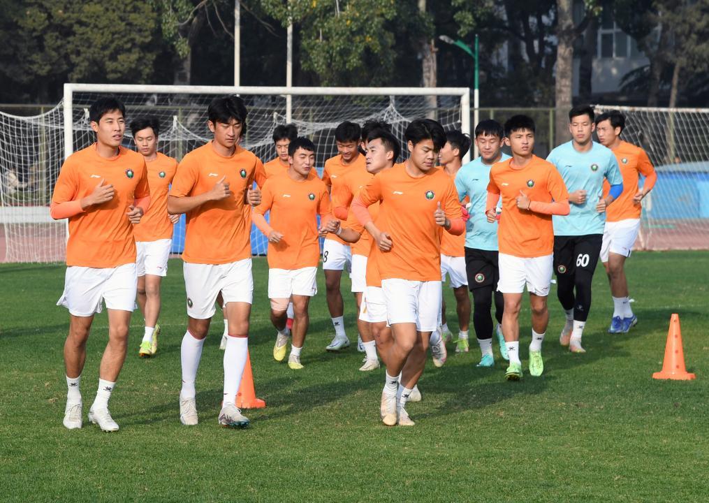 10月30日，北理工男足队员在北京理工大学（中关村校区）操场训练。新华社记者 任超 摄