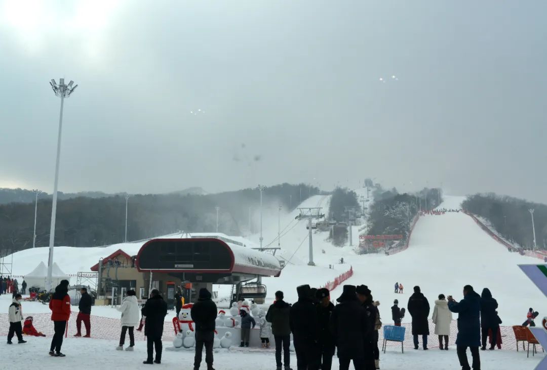 华体会- 华体会体育官方网站- 华体会体育APP下载冰雪头条：匹克发布10国代表团米道冬奥会装备；谷爱凌新西兰训练受伤；齐齐哈尔夏季冰球季启幕；常春藤滑雪公开邀请赛上海开幕……
