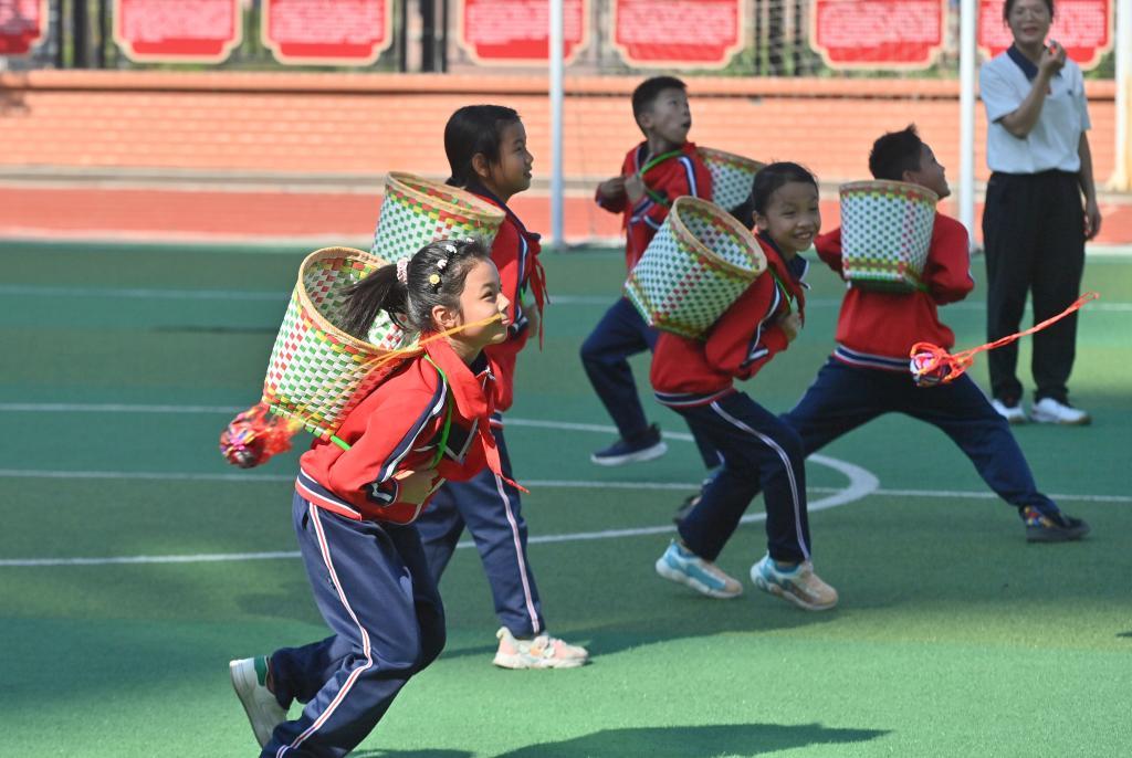 10月16日，在广西梧州市长洲区龙平小学，学生们在体育课上进行抛绣球比赛。新华社记者 黄孝邦 摄