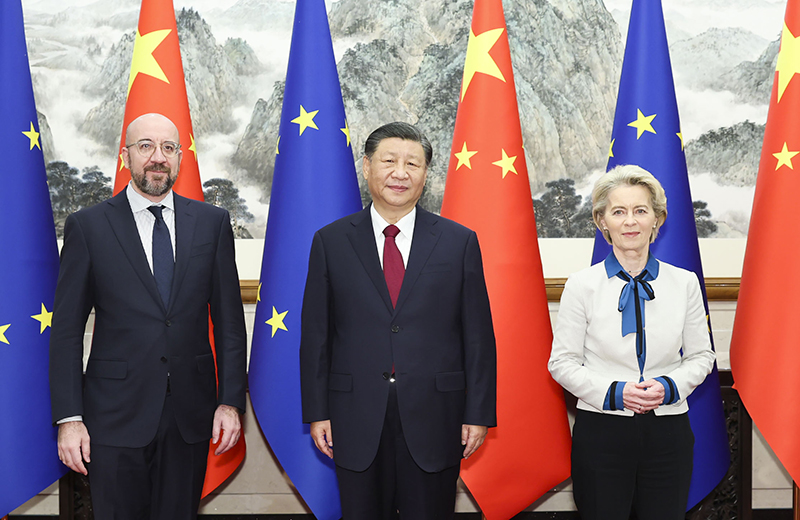 12月7日，国家主席习近平在北京钓鱼台国宾馆会见来华举行第二十四次中国－欧盟领导人会晤的欧洲理事会主席米歇尔和欧盟委员会主席冯德莱恩。