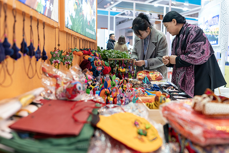 2023年11月17日，观众在2023中国国际旅游交易会上选购小饰品。