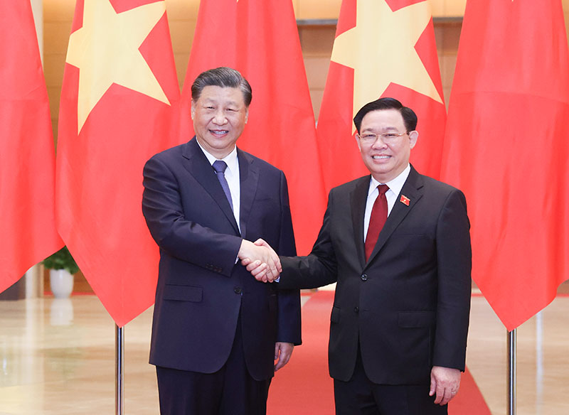 当地时间12月13日上午，国家主席习近平在河内会见越南国会主席王庭惠。
