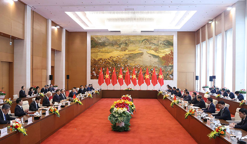 当地时间12月13日上午，国家主席习近平在河内会见越南国会主席王庭惠。