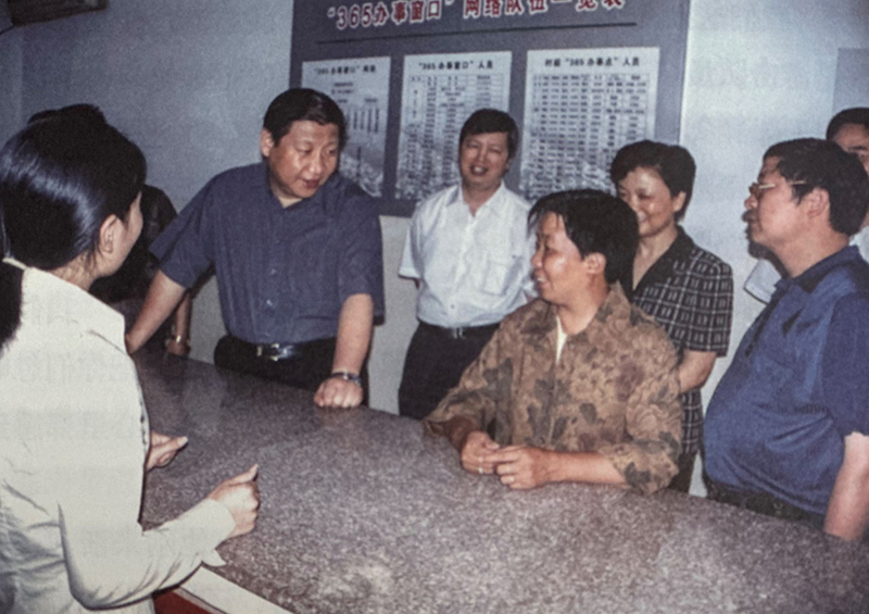 2003年6月，习近平在浙江金华市磐安县新渥镇“365办事窗口”调研。